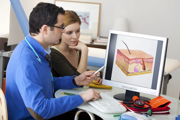 MUJER DE CONSULTA DE DERMATOLOGÍA — Foto de Stock