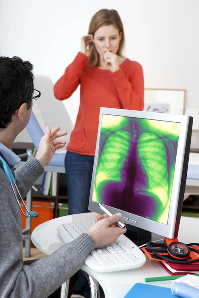 CONSULTAZIONE DELLA PNEUMOLOGIA DONNA — Foto Stock