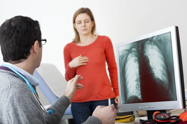 MUJER DE CONSULTA DE CARDIOLOGÍA — Foto de Stock