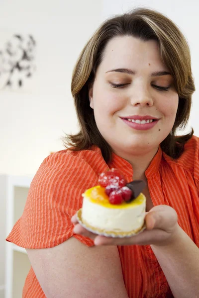 Kobieta jedzenie słodyczy — Zdjęcie stockowe