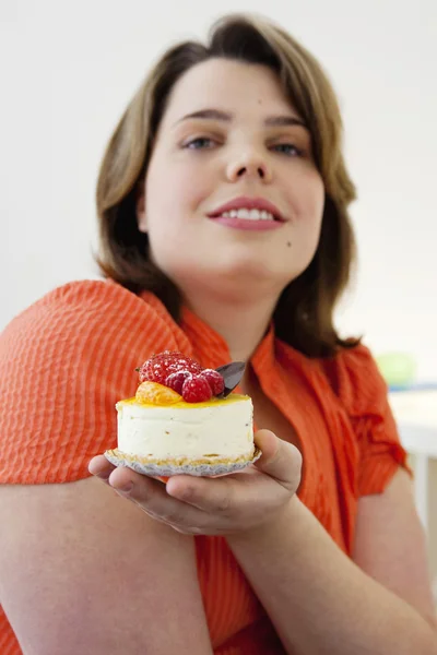 Kobieta jedzenie słodyczy — Zdjęcie stockowe