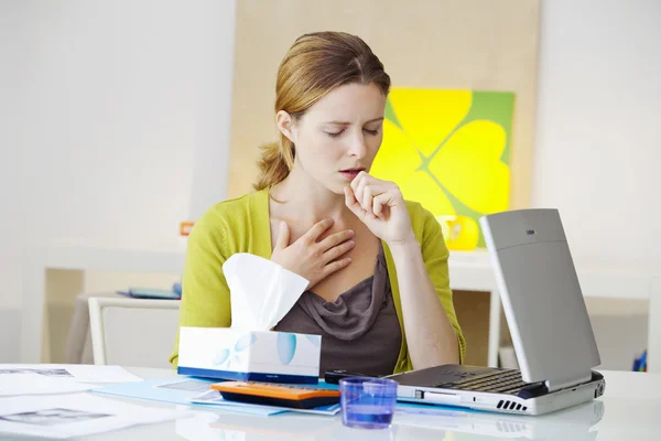 MUJER RECOGIENDO — Foto de Stock