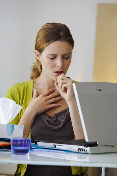 Vrouw hoesten — Stockfoto