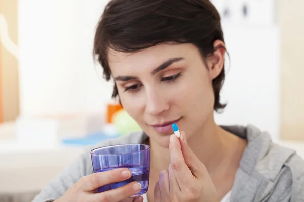 Mulher tomando medicação — Fotografia de Stock