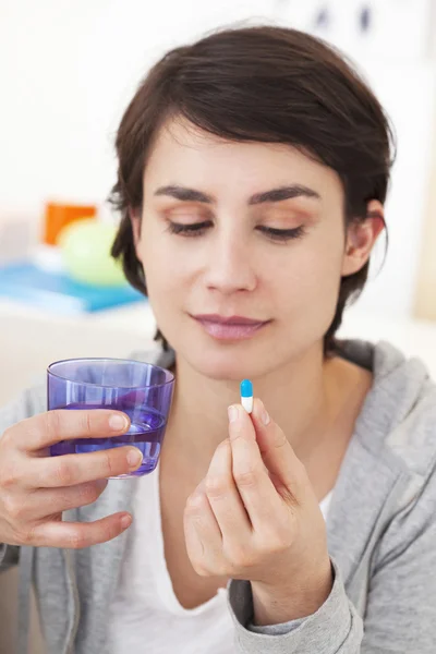 Mulher tomando medicação — Fotografia de Stock