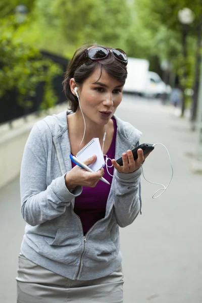 Vrouw aan de telefoon — Stockfoto