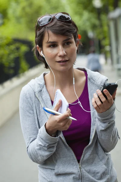 Kobieta przy telefonie. — Zdjęcie stockowe