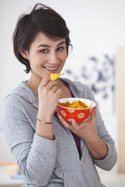 女人吃零食 — 图库照片