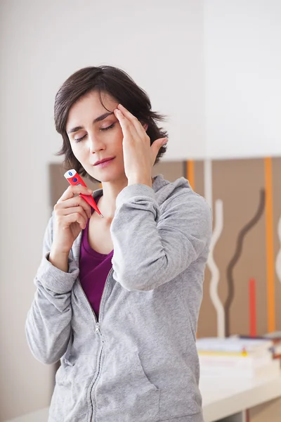 Mujer con fiebre —  Fotos de Stock