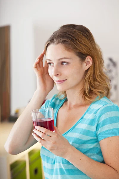 Kobieta z zimnym napojem — Zdjęcie stockowe