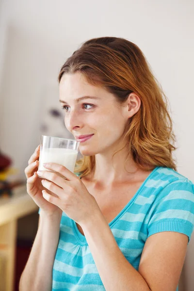 Vrouw, zuivelproduct — Stockfoto