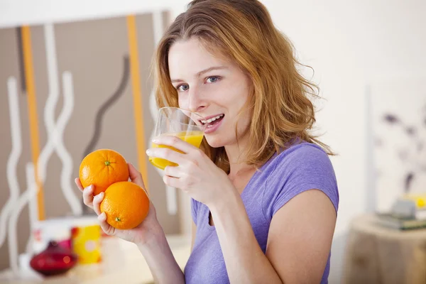 Žena s studený nápoj — Stock fotografie