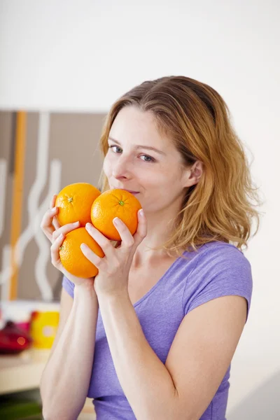 Femme mangeant des fruits — Photo