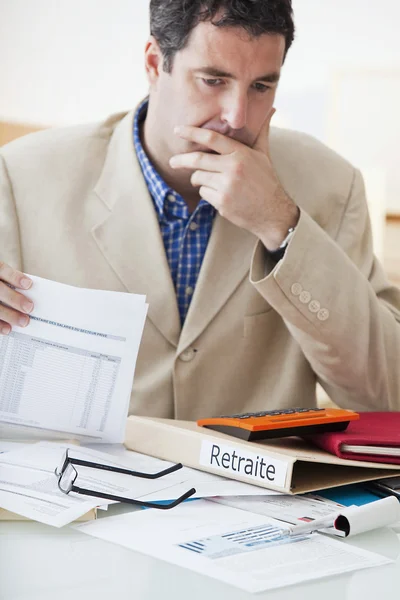 HOMBRE Llenando FORMULARIOS — Foto de Stock