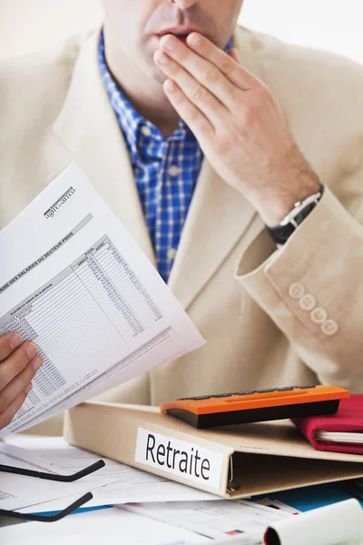 Mann füllt Formulare aus — Stockfoto