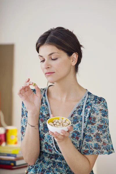 WOMAN EATING DRIED FRUIT — Stock Photo, Image