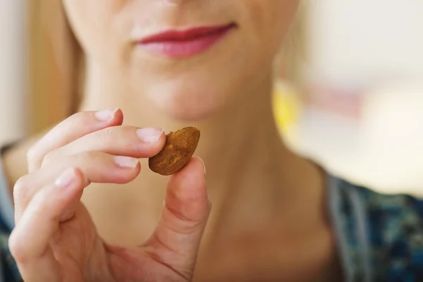 Frau isst Trockenfrüchte — Stockfoto