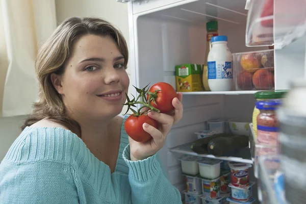 Kvinna äta råa grönsaker — Stockfoto