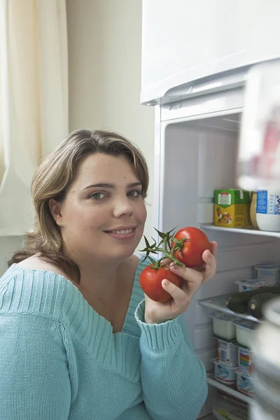 女人生吃蔬菜 — 图库照片