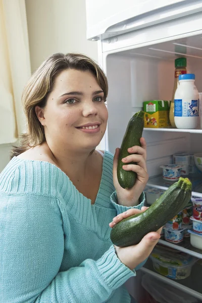 生野菜を食べる女性 — ストック写真