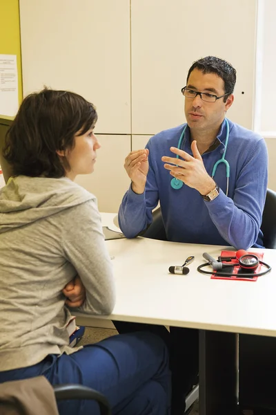 DONNA IN CONSULTAZIONE, DIALOGO — Foto Stock