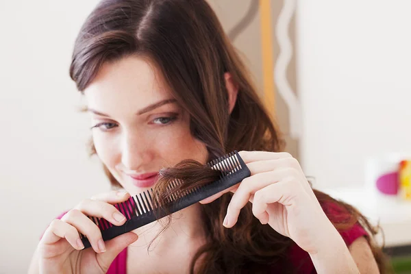 Frau kümmert sich um Haare — Stockfoto