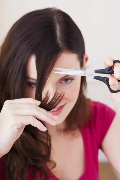 Frau kümmert sich um Haare — Stockfoto