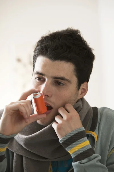 哮喘的治疗青少年 — 图库照片