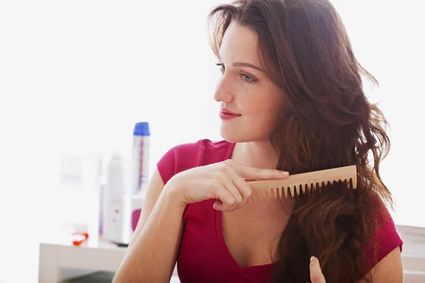 Жінки догляд за волоссям — стокове фото