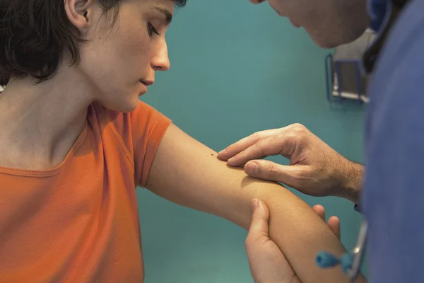 DERMATOLOGÍA, SIMTOMATOLOGÍA, MUJER — Foto de Stock