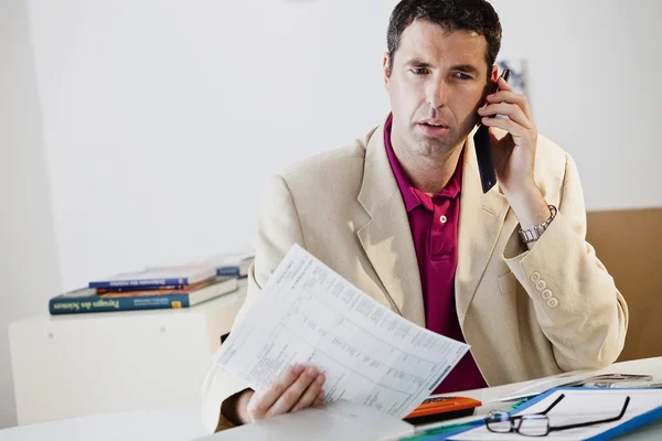 MAN FILLING OUT FORMS — Stock Photo, Image