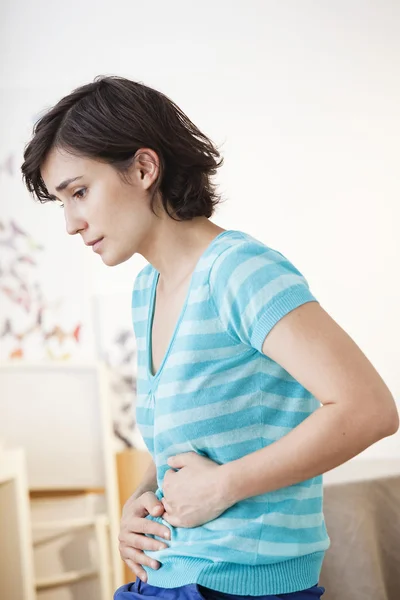 Abdominale pijn in een vrouw — Stockfoto