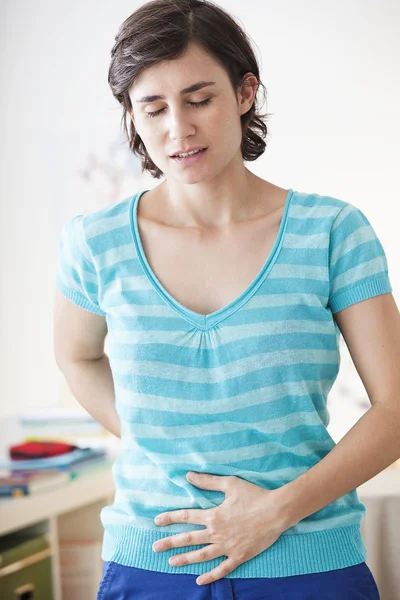 DOR ABDOMINAL EM UMA MULHER — Fotografia de Stock