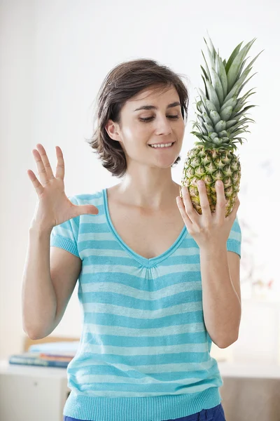 Frau isst Obst — Stockfoto