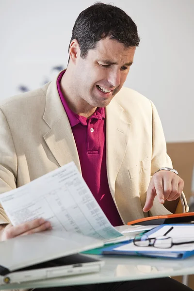 HOMBRE Llenando FORMULARIOS — Foto de Stock