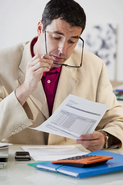 Mann füllt Formulare aus — Stockfoto