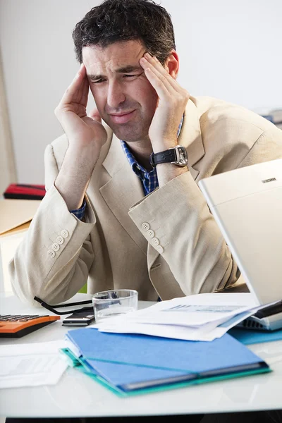 Mann mit Kopfschmerzen — Stockfoto