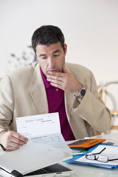 Man invullen van formulieren — Stockfoto