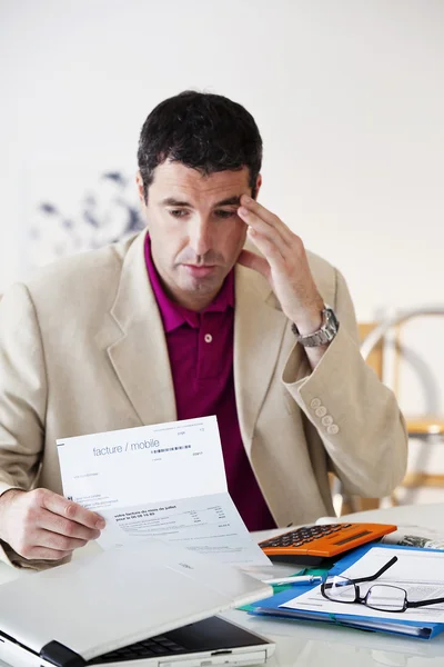 Man invullen van formulieren — Stockfoto