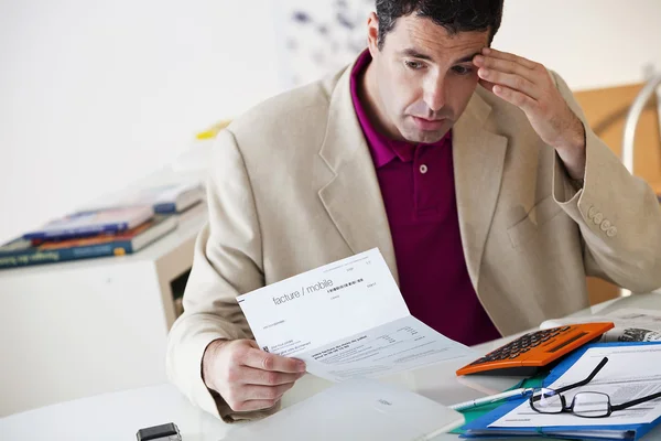 Man invullen van formulieren — Stockfoto