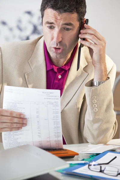 MAN FILLING OUT FORMS — Stock Photo, Image