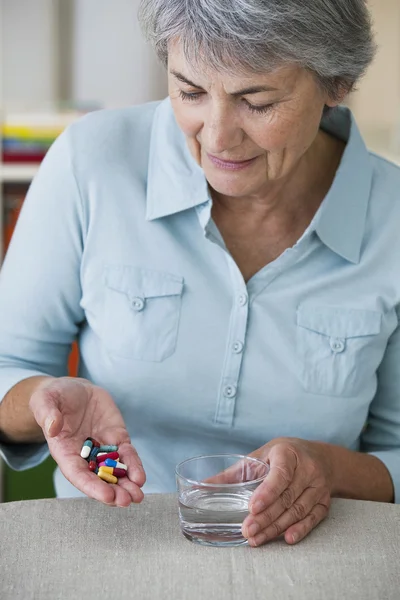 Übermedikation, Frau — Stockfoto