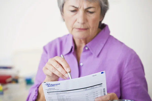 ELDERLY P. FILLING OUT FORMS — Stock Photo, Image