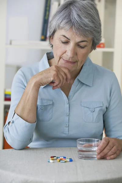 OVERMEDICAZIONE, donna — Foto Stock