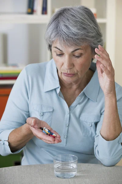 OVERMEDICAZIONE, donna — Foto Stock