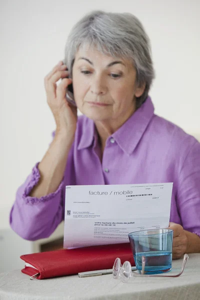 ELDERLY P. FILLING OUT FORMS — Stock Photo, Image