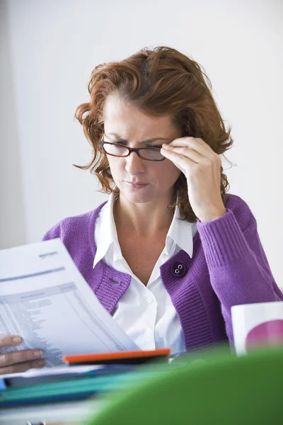 Frau erledigt Papierkram — Stockfoto