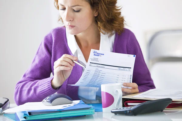 Vrouw doen papierwerk — Stockfoto