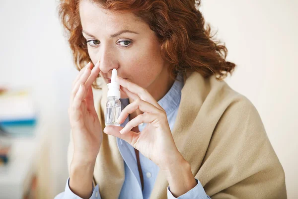 DONNA CHE UTILIZZA IL NOSE SPRAY — Foto Stock