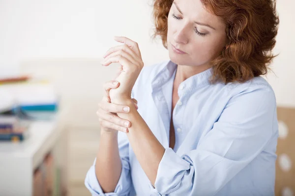 PAINFUL WRIST IN A WOMAN — Stock Photo, Image